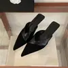 Mules Chuyuji estilo francés de ante con retazos, punta fina y tacón de gato 2026, nuevo estilo versátil simple para commuting con tacones finos