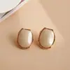 Brincos de Tarraxa Oval de Pérola de Resina Agulha de Prata Cruzada Europeus e Americanos Brincos com Atmosfera de Luxo Leve Acessórios de Brinco Simples Modernos Versáteis