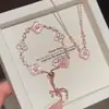 Novo Bracelete Versátil Estilo Chinês para Mulheres Toque de Alto Padrão Design de Corda Trançada à Mão de Raposa Zircônia Cúbica Rosa Trevo de Quatro Folhas Bracelete de Luxo Leve