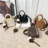 Bolso con Concha Texturizada y Monograma en Relieve Transfronterizo 2025 Nuevo Bolso de Mano con Cadena para Mujer Bolso Cruzado de Hombro con Tachuelas Retro