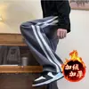 Pantalones casuales de pana a rayas de moda para hombre, otoño e invierno 2026, sueltos, de pierna recta ancha, forrados de polar deportivo