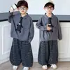Traje Masculino Primavera 2026 Novo Estilo Coreano Roupas Legais para Meninos Pequenos Camisa Crianças Super Bonitas Roupas Estilo Primavera e Outono