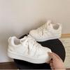 Sapatos Brancos de Sola Grossa com Aparência Alta, Respiráveis 2025 Novo Design de Nicho de Outono Tênis Esportivos Casuais de Pão para Estudantes