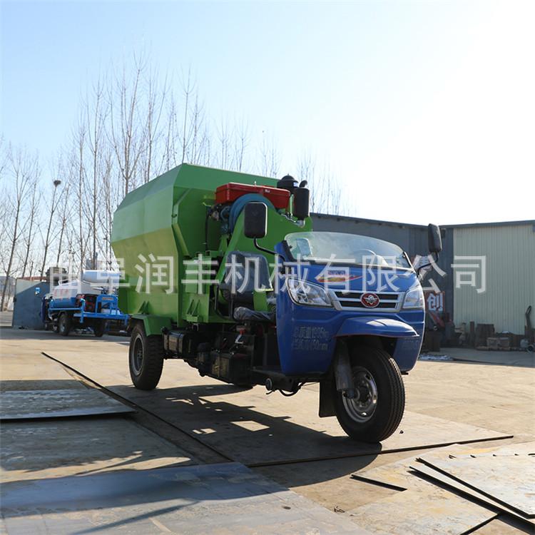 饲料撒料车