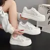 Sapatos casuais esportivos brancos populares de malha respirável confortáveis para mulheres baixinhas, tênis novos de outono de 2026 com sola grossa que aumentam a altura