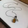 Colar com Pingente Gota de Pedra Padrão Pedra Olho de Tigre Natural Corrente de Contas Quadradas Retro Maillard Colar de Nicho de Luxo para Mulheres