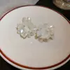 Impresionantes pendientes de flor de acrílico con pasador de plata, elegantes pendientes estilo socialité, lujo ligero, pendientes de nicho de alta gama para mujer