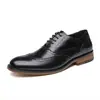 Nuevos zapatos de cuero de punta redonda estilo británico 2026 para hombre, zapatos derby formales brogue para oficina y boda