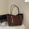 Bolsa Tote Transfronteiriça Estampa de Leopardo para Mulheres 2025 Outono Nova Alta Qualidade Retrô Nicho Ombro Único Axila