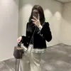 Top corto de cuello redondo para mujer, a la moda, estilo europeo, callejero, con un diseño chic y ajustado, perfecto para figuras petite, primavera y otoño, y que reduce la edad.