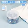 Carpeta con pestaña para organizar exámenes y materiales; clips para encuadernación.