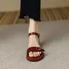 2026 Novas Sandálias Retrô Marrons da Moda Estilo Coreano de Verão para Mulheres Salto Baixo Romanas Outdoor Planas com Tira Única e Fivela