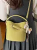 Bolso retro simple para mujer Yuezhi 2026 nuevo bolso de hombro cruzado versátil con un toque de alta gama para ir al trabajo, bolso de mano tipo cubo