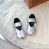 Zapatos Negros de Cuero para Niñas 2025 Primavera Nuevo Estilo Zapatos de Princesa Franceses Redondos para Niños Pequeños, Zapatos Plateados de Rendimiento