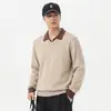 Suéter de punto con cuello, imitación de dos piezas para hombre, nuevo otoño 2026, top casual de bloque de color como capa base, suéter de punto al por mayor