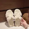 Chinelos de sola reta, leves e luxuosos para outono/inverno, estilo novo, com forro felpudo, para mulheres, coleção europeia 2026, design simples para uso externo
