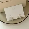 Brincos de Flores e Pérolas Personalizados de Moda Nova de Dongdaemun, Coreia, Brincos de Luxo Leve de Alta Qualidade, Acessórios de Orelha Elegantes e Versáteis