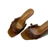 Sapatos Femininos de Couro Macio Confortáveis de Alto Valor Design de Nicho Verão 2026 Novos Sandálias Femininas de Moda com Salto Fino e Uma Tira