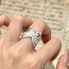 Anillo de Mariposa con Pedrería Impresionante Sentido de Diseño de Nicho Moda Retro para el Trabajo Simple Versátil Anillo Rayado de Moda