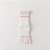 Calcetines de yoga profesionales para mujer, con un diseño antideslizante y silencioso, adecuados para saltar la cuerda y Pilates, con vibrantes franjas de colores y un diseño de cinco dedos separados para un rendimiento mejorado