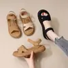 Sandalias romanas planas para mujer para uso en exteriores, nueva moda de verano 2026, sandalias de playa versátiles con plataforma, suela suave, de una sola tira