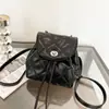 Moda Outono 2025 Corrente Cor Sólida Versão Coreana Nicho Estilo Chanel Mochila de Diamante Mochila Pequena Simples Feminina