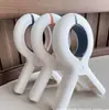 Los clips para punto de cruz, clips a prueba de viento, clips de plástico, clips grandes para tela que no marcan, clips a prueba de viento y fuertes para secar son muy útiles.