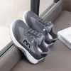 Tenis de piel para niño, nuevo modelo otoño 2026, suela suave, antideslizantes, ligeros, zapatos casuales elegantes para niña