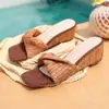 Sandálias Vintage Tecidas de Solado Grosso Estilo Francês para Mulheres, Temporada Verão 2026, Adequadas para Combinar com Vestidos, Sandálias Slip-On que Aumentam a Altura