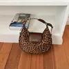 Bolso de axila de lunares para mujer, nuevo estilo 2026, súper moderno, exquisito y elegante para ir al trabajo, un bolso de hombro de alta gama y un bolso cruzado pequeño cuadrado