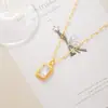 Nova Colar Pingente Quadrado Elegante com Cravação de Diamante Colar Simples Retrô de Alta Qualidade Corrente de Pescoço com Design Exclusivo de Nicho
