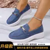Mocasines estilo británico de talla grande, mocasines casuales para mujer, zapatos slip-on de moda 2026 con detalle de cadena en gamuza
