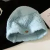 Chapéu de lã tricotado com renda vazada cor branco-leite para mulheres, outono e inverno, atmosférico, quente, versátil, afina o rosto, chapéu para cobrir a cabeça