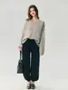 Suéter minimalista Campari de caimento relaxado, feito de seda e cashmere para mulheres, com decote de um ombro só e design de tricô solto e casual.