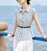 Camisa Listrada Color-Block Versátil 2026 para o Trabalho, Novo Estilo de Verão com Cintura de Amarrar, Efeito Emagrecedor, Gola Reversível, Top Sem Mangas