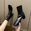 Botas Curtas de Couro Macio com Salto Grosso e Bico Quadrado para Mulheres 2026 Novo Estilo com Zíper Traseiro Versátil para o Dia a Dia e o Trabalho Estilo Maduro Botas de Salto Alto