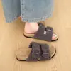Chinelos peludos de design moderno com duas tiras para mulheres, novo estilo outono e inverno 2026, chinelos de algodão plataforma com sola grossa para aumentar a altura, tipo slip-on
