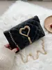 Bolsa Feminina Fashion em Formato de Coração 2025 Nova Tendência Coreana Versátil Simples Pequena Quadrada Bolsa de Ombro Transversal