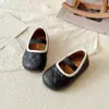 Sapatos matelassê de renda estilo coreano para bebês meninas, novos sapatos de princesa com alça elástica sola macia para outono e inverno, sapatos pequenos de couro retrô para meninas