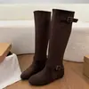 Botas de caballero de caña alta estilo retro con hebilla de cinturón para mujer, nueva colección otoño/invierno 2026, botas de moda con plataforma que aumentan la altura y estilizan