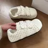 Zapatos Planos Blancos con Puntos de Polka y Cierre de Velcro en la Punta para Mujer 2026 Otoño Nuevo Estilo Estudiante Versátiles Casuales Ligeros Zapatos de Mujer