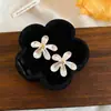 Aretes minimalistas de metal con forma de flor y poste de plata, simples y únicos, versátiles y lujosos, aretes de alta gama para mujer