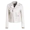 Chaqueta corta de cuero para mujer estilo biker con cuello solapa, cremallera diagonal, charreteras, piel de cordero, bolsillos curvos y corte ajustado.