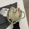 Bolso de paja tejido para mujer 2026 nuevo diseño de nicho bolso cruzado primavera/verano para vacaciones en la playa bolso tipo cubo de playa