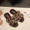 Nuevas zapatillas esponjosas estilo coreano con hebilla metálica para otoño e invierno 2026, zapatillas de felpa de moda con suela plana y punta abierta