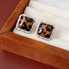 Brincos de Prata com Estampa de Leopardo Redondos Quadrados Irregulares Brincos Maillard Retrô Europeus e Americanos Brincos de Nicho de Alta Qualidade para Mulheres