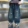 Jeans Rotos de Otoño para Niños 2026 Nuevo Estilo Pantalones Rectos Geniales para Bebé Pantalones Modernos de Primavera y Otoño para Niños Pequeños