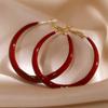 Otoño e Invierno nueva moda simple combinable círculo grande rojo aretes exquisitos elegantes nicho de alta gama aretes adelgazantes para mujeres