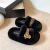Suela gruesa, diseño versátil, zapatillas de algodón otoño/invierno 2026, zapatillas peludas, moda de exterior para mujer, nuevo estilo coreano