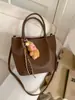 Nova Bolsa Tote de Ombro Simples de Grande Capacidade para o Outono e Inverno de 2025 Estilo Estrangeiro Tendência de Nicho Bolsa Versátil de Mão para Mulheres